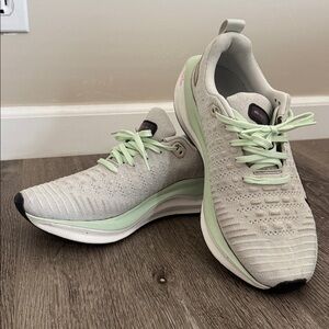 Women’s 8.5 Nike React X Infinity run 4 grey uppers and white outer solegreen